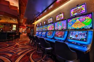 een casino met een stel speelautomaten bij Cactus Petes Resort & Horseshu Hotel in Jackpot
