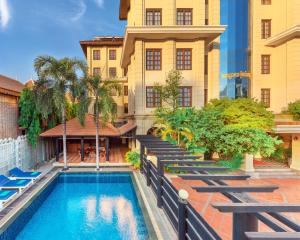 um edifício com piscina em frente a um edifício em Royal Crown Hotel Siem Reap em Siem Reap