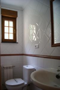 A bathroom at Hotel Garganta del Cares Még 37 kép