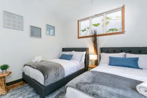 Säng eller sängar i ett rum på Stunning 2-Bedroom Home near Downtown Culver
