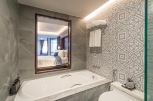 Ванная комната в Aonang Princeville Villa Resort & Spa - GHA WellHotel-Halal Certified, Krabi, Thailand
