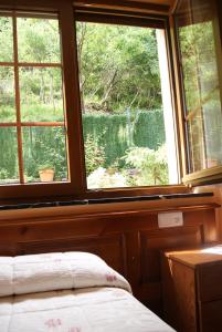 A bed or beds in a room at Hotel Garganta del Cares