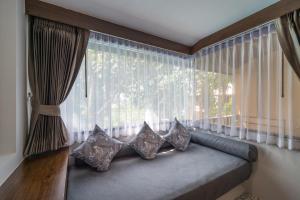 Кровать или кровати в номере Aonang Princeville Villa Resort & Spa - GHA WellHotel-Halal Certified, Krabi, Thailand