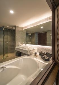 Ванная комната в Aonang Princeville Villa Resort & Spa - GHA WellHotel-Halal Certified, Krabi, Thailand