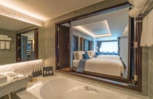 Кровать или кровати в номере Aonang Princeville Villa Resort & Spa - GHA WellHotel-Halal Certified, Krabi, Thailand