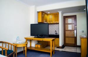 TV a/nebo společenská místnost v ubytování Mega Anggrek Hotel Jakarta Slipi