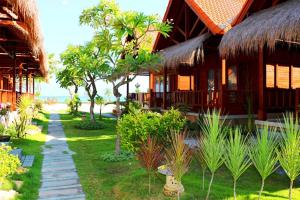 un complexe avec un chemin menant à un bâtiment dans l'établissement Pemedal Beach Resort, à Nusa Lembongan