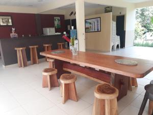 einen Holztisch und einige Hocker in der Küche in der Unterkunft Chacara Santa Barbara in Manaus