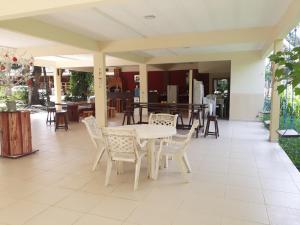 Un restaurante o sitio para comer en Chacara Santa Barbara