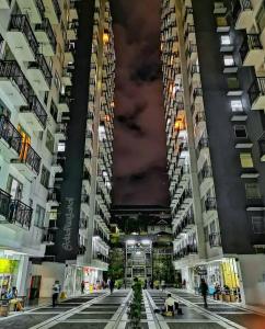 Una vista de una calle de la ciudad con edificios altos. en Jarrdin Cihampelas C2218, en Bandung 9 fotos más
