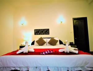 - une chambre avec un grand lit avec deux oiseaux dans l'établissement Sonalong Boutique Village & Resort, à Siem Reap