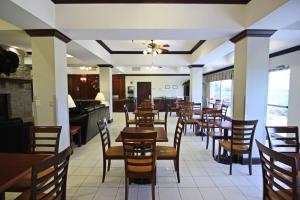A restaurant or other place to eat at Crown Pointe Lodge; BW Signature Collection