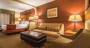 Ein Sitzbereich in der Unterkunft Best Western Plus Deer Park Hotel and Suites