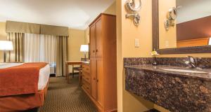Ένα μπάνιο στο Best Western Plus Deer Park Hotel and Suites