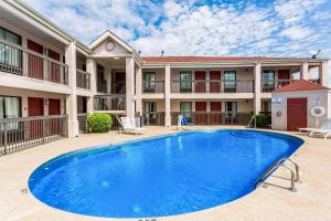 a large swimming pool in front of a building at Econo Lodge Inn & Suites Murfreesboro in Murfreesboro
