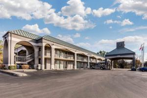 a hotel with a parking lot in front of it at Quality Inn Gordonsville in Gordonsville