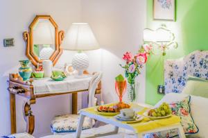 una stanza con un tavolo e un vassoio di cibo sopra di Baronessa B&B Florence a Firenze