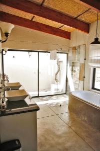 赫克托斯普雷特的住宿－基里卡拉帕山林小屋，带浴缸和盥洗盆的大浴室