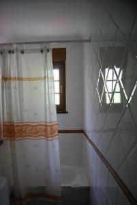 uma casa de banho com uma cortina de chuveiro e uma banheira em Hotel Garganta del Cares em Poncebos