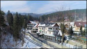 una vista aerea di un edificio nella neve di Hotel Zacisze a Węgierska Górka