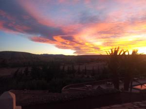 - un coucher de soleil depuis le balcon d'une maison dans l'établissement Dar Mouna La Source, à Aït Ben Haddou