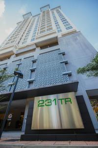 ein Gebäude mit einem Vertrauensschild davor in der Unterkunft Rex Ollie @ 231 TR Suite in Kuala Lumpur