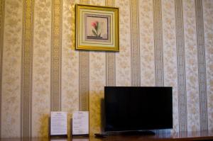 Televízia a/alebo spoločenská miestnosť v ubytovaní Diplomat ApartHotel
