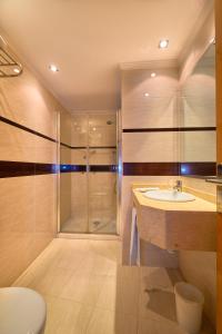 Ένα μπάνιο στο Hotel Castro Real +39 φωτογραφίες