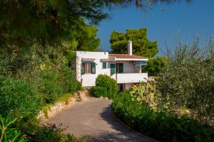 una casa su una collina con un vialetto di ghiaia di Villaggio Passo Dell'Arciprete a Vieste