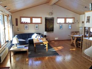 ein Wohnzimmer mit einem Sofa und einem Tisch in der Unterkunft Holiday Home Fjätervålen Fjätstigen in Fjätervålen