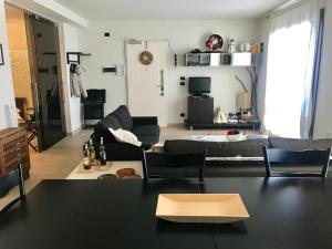 uma sala de estar com um sofá e uma mesa em Appartamento nuovo 6 posti - Abetone em Abetone