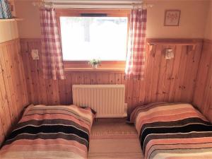 2 Betten in einem Zimmer mit Fenster in der Unterkunft Holiday Home Fjätervålen Fjätstigen in Fjätervålen