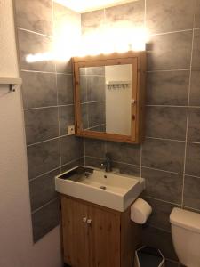 ブリッド・レ・バンにあるResidence Cybele "Grand Confort" 1のバスルーム(洗面台、鏡、トイレ付)