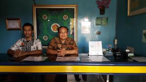 dois homens sentados numa mesa num restaurante em Sentosa Hotel & Restaurant - tersertifikasi CHSE dari Kementerian Pariwisata dan Ekonomi Kreatif em Bekasi