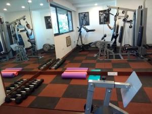 Fitness centrum a/nebo fitness zařízení v ubytování Goa Woodlands Hotel