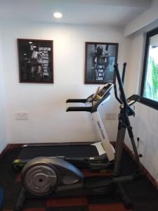 Fitness centrum a/nebo fitness zařízení v ubytování Goa Woodlands Hotel