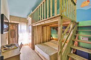 een slaapkamer met een stapelbed en een trap bij Hotel Fabrizio in Rimini +88 foto's