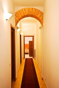 a hallway leading to a room with an archway at Roma Trasteverina in Rome