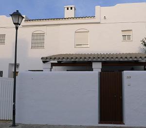 チクラナ・デ・ラ・フロンテーラにあるPrecioso duplex con piscinaの柵付白家