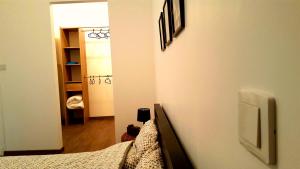 チュールにあるAppart Confortable à Tulle - Bien situé - Calmeのベッドルーム1室(ベッド1台付)、廊下が備わります。