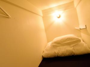 Postel nebo postele na pokoji v ubytování almond hostel & cafe Shibuya