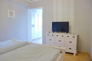 A television and/or entertainment centre at Apartments Obdach