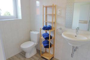 A bathroom at Apartments Obdach