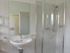 A bathroom at Apartments Obdach