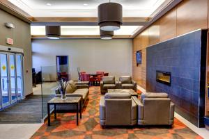 Posezení v ubytování Radisson Hotel & Suites Fort McMurray