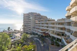 - une vue sur un bâtiment avec une rue et une ville dans l'établissement Estudio Apartamento Nuevo Benalbeach, à Benalmádena