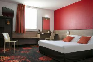 Postel nebo postele na pokoji v ubytování Hotel Clermont Estaing
