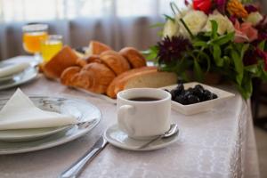 een tafel met een kopje koffie en een dienblad met brood bij Hotel Al Mamoun in Inezgane