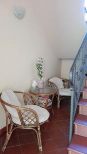 テレーゼにあるCasa Iovaraの椅子とテーブル、階段のある部屋