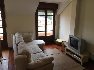 A television and/or entertainment centre at Ático Nuevo con vistas